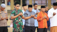 Suasana kegiatan doa keselamatan bagi bangsa dan daerah yang dirangkaikan dengan sholat ghaib berjamaah, berlangsung di Lapangan Beringin Dompu. Suasana kegiatan doa keselamatan bagi bangsa dan daerah yang dirangkaikan dengan sholat ghaib berjamaah, berlangsung di Lapangan Beringin Dompu.