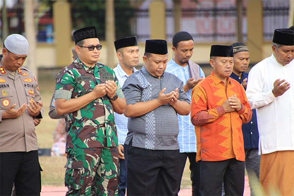 Suasana kegiatan doa keselamatan bagi bangsa dan daerah yang dirangkaikan dengan sholat ghaib berjamaah, berlangsung di Lapangan Beringin Dompu. Suasana kegiatan doa keselamatan bagi bangsa dan daerah yang dirangkaikan dengan sholat ghaib berjamaah, berlangsung di Lapangan Beringin Dompu.