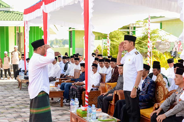 Wakil Bupati Bima, dr. H. Irfan Zubaidy saat memimpin upacara Hari Santri Nasional 2025 tingkat Kabupaten Bima. Upacara digelar di Halaman MTsN 5 Bima, Desa Nisa, Kecamatan Woha, Rabu (22/10/2025). Wakil Bupati Bima, dr. H. Irfan Zubaidy saat memimpin upacara Hari Santri Nasional 2025 tingkat Kabupaten Bima. Upacara digelar di Halaman MTsN 5 Bima, Desa Nisa, Kecamatan Woha, Rabu (22/10/2025).