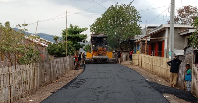 Salah satu dari sembilan ruas jalan rusak di wilayah Kabupaten Bima yang ditangani Pemkab Bima melalui APBD 2025.