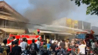 Konsentrasi warga dan pengendara melihat upaya pemadaman api oleh petugas Damkar Kota Bima. Belum diketahui penyebab kebakaran toko parfum yang berlokasi di Jl Soekarno-Hatta Kelurahan Pane Kota Bima ini.