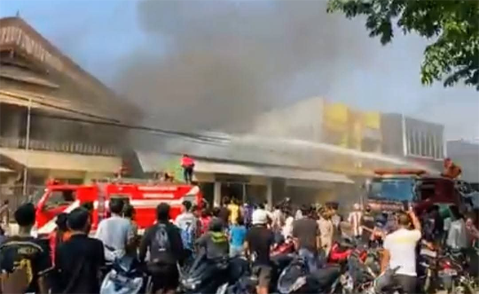 Konsentrasi warga dan pengendara melihat upaya pemadaman api oleh petugas Damkar Kota Bima. Belum diketahui penyebab kebakaran toko parfum yang berlokasi di Jl Soekarno-Hatta Kelurahan Pane Kota Bima ini.
