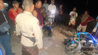Aparat Kepolisian dan warga mendatangi lokasi lakalantas maut di perbatasan antara Desa Ngali Kecamatan Belo dan Desa Monta Kecamatan Monta Kabupaten Bima, Minggu (19/10/2025) malam. Aparat Kepolisian dan warga mendatangi lokasi lakalantas maut di perbatasan antara Desa Ngali Kecamatan Belo dan Desa Monta Kecamatan Monta Kabupaten Bima, Minggu (19/10/2025) malam.