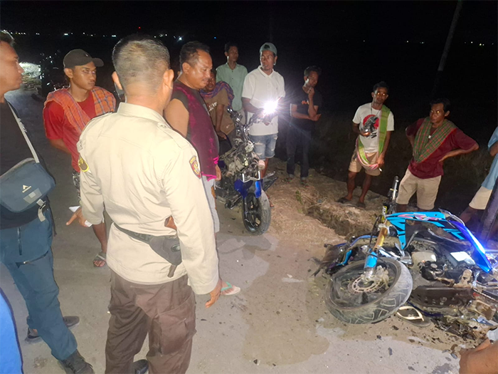 Aparat Kepolisian dan warga mendatangi lokasi lakalantas maut di perbatasan antara Desa Ngali Kecamatan Belo dan Desa Monta Kecamatan Monta Kabupaten Bima, Minggu (19/10/2025) malam. Aparat Kepolisian dan warga mendatangi lokasi lakalantas maut di perbatasan antara Desa Ngali Kecamatan Belo dan Desa Monta Kecamatan Monta Kabupaten Bima, Minggu (19/10/2025) malam.