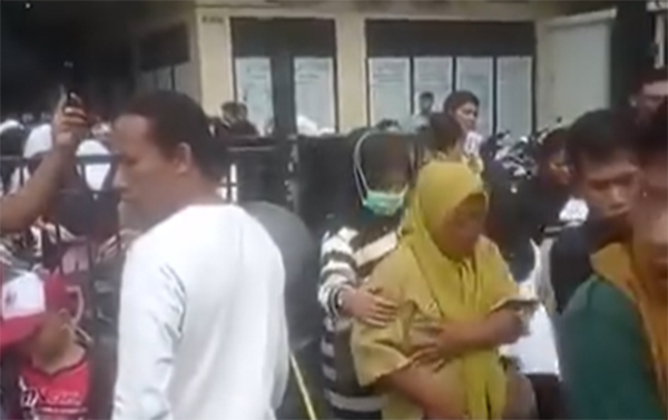 Kepanikan pasien RS Agung Kota Bima saat tiba-tiba terjadi kebakaran yang diduga bersumber dari pemanas air. Kepanikan pasien RS Agung Kota Bima saat tiba-tiba terjadi kebakaran yang diduga bersumber dari pemanas air.