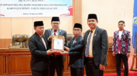 Foto bersama pimpinan DPRD Kabupaten Dompu dengan Sekretaris Daerah Kabupaten Dompu, Gatot Gunawan Perantauan Putra usai Pemerintah Kabupaten Dompu secara resmi menyampaikan KUA PPAS APBD Tahun Anggaran 2026 dalam Sidang Paripurna DPRD Kabupaten Dompu, Selasa (12/8/2025).