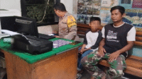 Siswa kelas I SMPN 4 Bolo korban yang diduga sasaran upaya penculikan didampingi orang tuanya saat menyampaikan pengaduan di Mapolsek Bolo, Kamis (9/10/2025) malam.