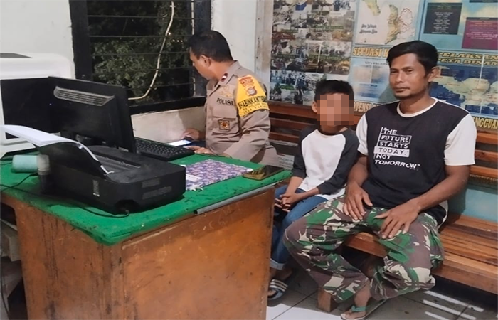 Siswa kelas I SMPN 4 Bolo korban yang diduga sasaran upaya penculikan didampingi orang tuanya saat menyampaikan pengaduan di Mapolsek Bolo, Kamis (9/10/2025) malam.