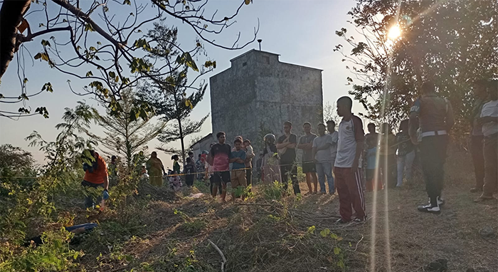 Polisi memasang garis larangan melintas di lokasi temuan mayat mahasiswa Universitas Muhammadiyah Bima, Sabtu (4/10/2025) sore. Penemuan mayat ini menghebohkan warga sekitar.
