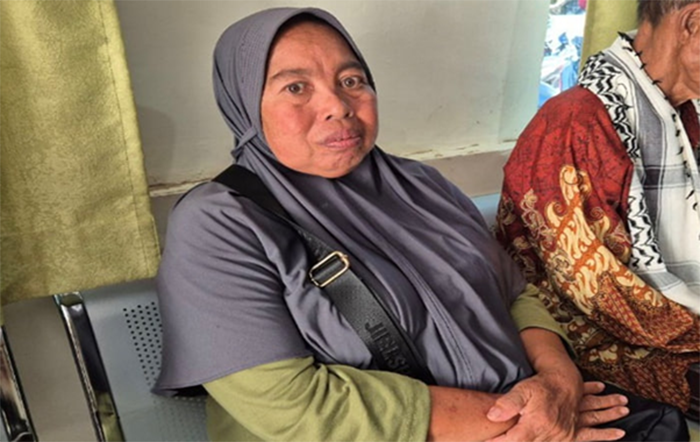 Fifi Sumantia (52 tahun), salah satu pasien RS PKU Muhammadiyah Bima mengaku tenang bisa mendapatkan berbagai pelayanan kesehatan untuk keluhan benjolan yang telah lama ia rasakan. Ia merasa tenang karena telah tercakup sebagai peserta JKN aktif.