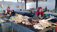Aktivitas penjual ayam broiler di pasar tradisional Sila Desa Rato Kecamatan Bolo Kabupaten Bima. Foto US/ Berita11.com. Aktivitas penjual ayam broiler di pasar tradisional Sila Desa Rato Kecamatan Bolo Kabupaten Bima. Foto US/ Berita11.com.
