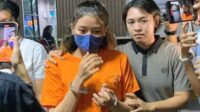 Terduga pelaku saat hendak dibawa kembali di ruang tahanan usai konferensi pers. Terduga pelaku saat hendak dibawa kembali di ruang tahanan usai konferensi pers.