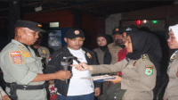 Personil Satuan Pol PP Kota Bima dan gabungan saat melaksanakan operasi yustisi di sejumlah kafe di Kota Bima, Sabtu (18/10/2025) malam. Personil Satuan Pol PP Kota Bima dan gabungan saat melaksanakan operasi yustisi di sejumlah kafe di Kota Bima, Sabtu (18/10/2025) malam.