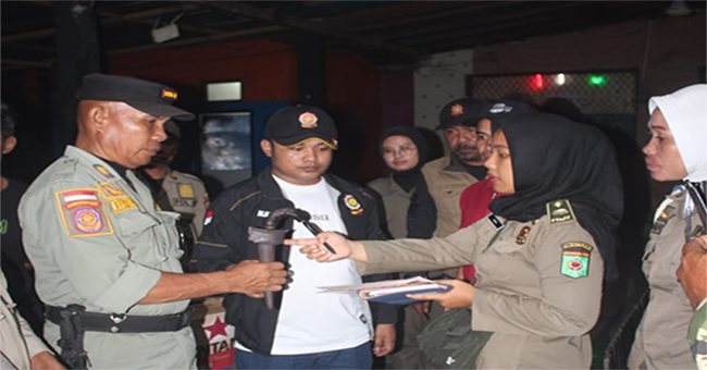 Personil Satuan Pol PP Kota Bima dan gabungan saat melaksanakan operasi yustisi di sejumlah kafe di Kota Bima, Sabtu (18/10/2025) malam. Personil Satuan Pol PP Kota Bima dan gabungan saat melaksanakan operasi yustisi di sejumlah kafe di Kota Bima, Sabtu (18/10/2025) malam.