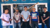 Aksi massa saat memalang kantor Desa Sondo Kecamatan Monta Kabupaten Bima, Senin (13/10/2025). Massa menyorot program rehabilitasi rumah dan soal Sekdes merangkap jabatan sebagai Ketua Kopdes Merah Putih.