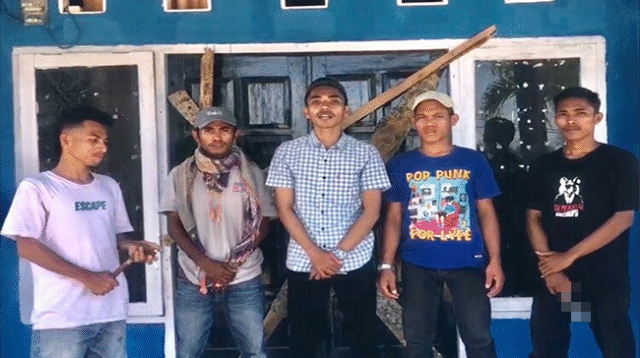 Aksi massa saat memalang kantor Desa Sondo Kecamatan Monta Kabupaten Bima, Senin (13/10/2025). Massa menyorot program rehabilitasi rumah dan soal Sekdes merangkap jabatan sebagai Ketua Kopdes Merah Putih.
