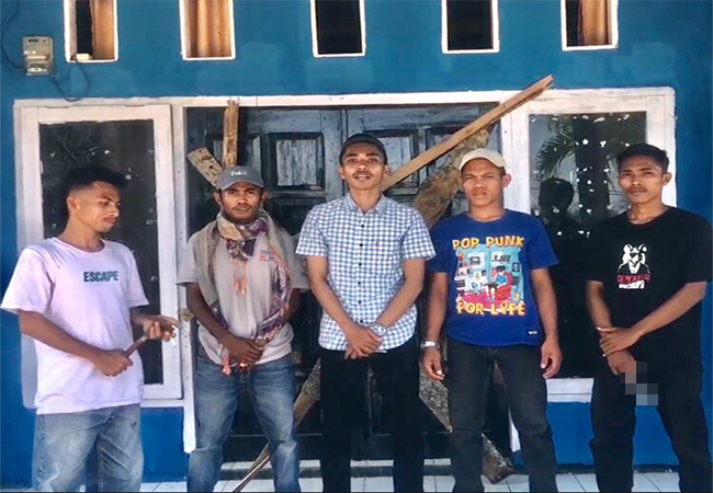 Aksi massa saat memalang kantor Desa Sondo Kecamatan Monta Kabupaten Bima, Senin (13/10/2025). Massa menyorot program rehabilitasi rumah dan soal Sekdes merangkap jabatan sebagai Ketua Kopdes Merah Putih.