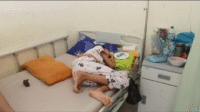 Salah satu pasien anak yang dirawat karena mengalami gejala mencret dan muntah usai mengonsumsi MBG dari SDN 11 Kota Bima yang dibawa pulang ke rumah. Selain siswa, MBG yang dibagikan juga dikonsumsi orang tua, guru dan saudara dari murid.