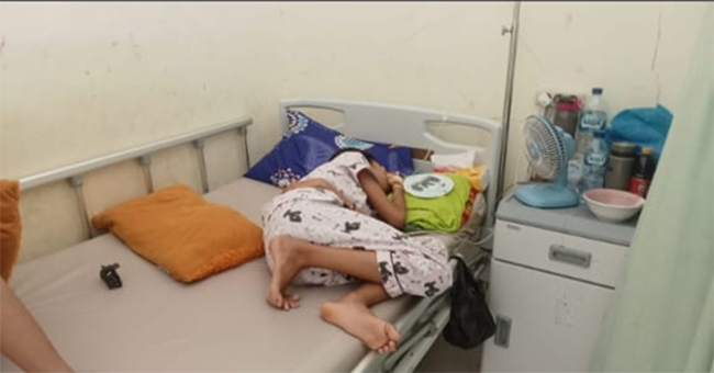 Salah satu pasien anak yang dirawat karena mengalami gejala mencret dan muntah usai mengonsumsi MBG dari SDN 11 Kota Bima yang dibawa pulang ke rumah. Selain siswa, MBG yang dibagikan juga dikonsumsi orang tua, guru dan saudara dari murid.