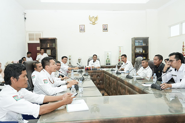 Penjabat Sekretaris Daerah Kota Bima, H Supratman, saat menerima kunjungan Forum Guru peserta seleksi Pegawai Pemerintah dengan Perjanjian Kerja (PPPK) Tahun 2024 Aula Parenta Pemkot Bima, Rabu (15/1/2025).