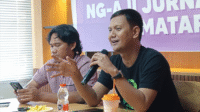 Anggota Dewan Pers, Yogi Hadi Ismanto saat menyoroti  senjakala bisnis media dalam diskusi NgAJI Jurnalistik dengan bertajuk Senjakala Media Massa dan Tantangan Sertifikasi Jurnalis di WW Space, Pagesangan Mataram, Sabtu, 18 Oktober 2025. Anggota Dewan Pers, Yogi Hadi Ismanto saat menyoroti senjakala bisnis media dalam diskusi NgAJI Jurnalistik dengan bertajuk Senjakala Media Massa dan Tantangan Sertifikasi Jurnalis di WW Space, Pagesangan Mataram, Sabtu, 18 Oktober 2025.