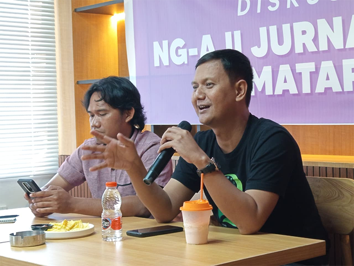 Anggota Dewan Pers, Yogi Hadi Ismanto saat menyoroti  senjakala bisnis media dalam diskusi NgAJI Jurnalistik dengan bertajuk Senjakala Media Massa dan Tantangan Sertifikasi Jurnalis di WW Space, Pagesangan Mataram, Sabtu, 18 Oktober 2025. Anggota Dewan Pers, Yogi Hadi Ismanto saat menyoroti senjakala bisnis media dalam diskusi NgAJI Jurnalistik dengan bertajuk Senjakala Media Massa dan Tantangan Sertifikasi Jurnalis di WW Space, Pagesangan Mataram, Sabtu, 18 Oktober 2025.