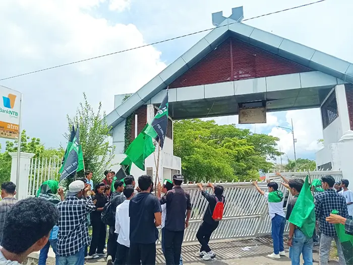 Suasana saat massa HMI MPO Kabupaten Bima menggelar unjuk rasa di depan kantor Pemkab Bima, Rabu (12/11/2025).