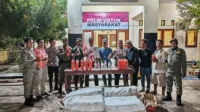 Ratusan botol minuman keras yang berhasil disita Polsek Kempo dalam operasi gabungan bersama Kamis-Jumat, 20-21 November 2025.