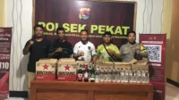 Barang bukti ratusan botol miras tanpa izin yang diamankan Polsek Pekat dalam operasi penertiban peredaran minuman keras (miras) ilegal, Sabtu malam (22/11/2025).