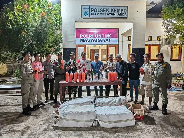 Ratusan botol minuman keras yang berhasil disita Polsek Kempo dalam operasi gabungan bersama Kamis-Jumat, 20-21 November 2025.