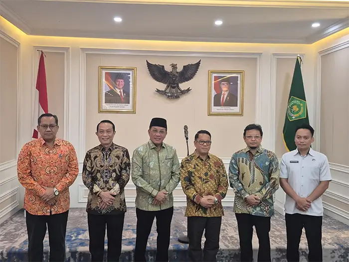 Bupati Bima foto bersama Sekretaris Jenderal Kemenag RI, Kamaruddin Amin dan sejumlah pejabat usai mendatangani naskah perjanjian hibah Barang Milik Daerah (BMD) dilakukan langsung oleh Bupati Bima, Ady Mahyudi, di Aula Pelantikan Kementerian Agama RI, Rabu (26/11/2025).
