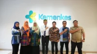 Bupati Dompu, Bambang Firdaus foto bersama Menteri Kesehatan (Menkes) RI, Budi Gunadi Sadikin dan jajaran di Jakarta pada Jumat (14/11/2025). Bupati Dompu, Bambang Firdaus foto bersama Menteri Kesehatan (Menkes) RI, Budi Gunadi Sadikin dan jajaran di Jakarta pada Jumat (14/11/2025).