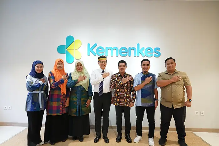Bupati Dompu, Bambang Firdaus foto bersama Menteri Kesehatan (Menkes) RI, Budi Gunadi Sadikin dan jajaran di Jakarta pada Jumat (14/11/2025).