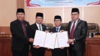 Bupati Dompu, Bambang Firdaus bersama Ketua DPRD Kabupaten Dompu Ir Muttakun didampingi Wakil Ketua Kurnia Ramadhan dan Ismul Ramadan usai paripurna pembahasan dan penetapan APBD Tahun 2026 Kabupaten Dompu, Jumat (28/11/2025).