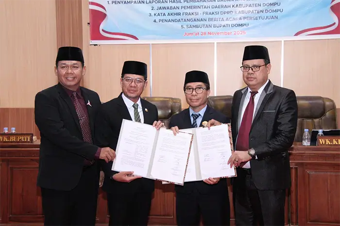 Bupati Dompu, Bambang Firdaus bersama Ketua DPRD Kabupaten Dompu Ir Muttakun didampingi Wakil Ketua Kurnia Ramadhan dan Ismul Ramadan usai paripurna pembahasan dan penetapan APBD Tahun 2026 Kabupaten Dompu, Jumat (28/11/2025).