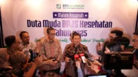 Direktur Utama BPJS Kesehatan, Ghufron Mukti menyampaikan keterangan pers di sela mengukuhkan para finalis Duta Muda BPJS Kesehatan 2025 dalam Malam Penganugerahan Duta Muda BPJS Kesehatan, Rabu (19/11/2025).