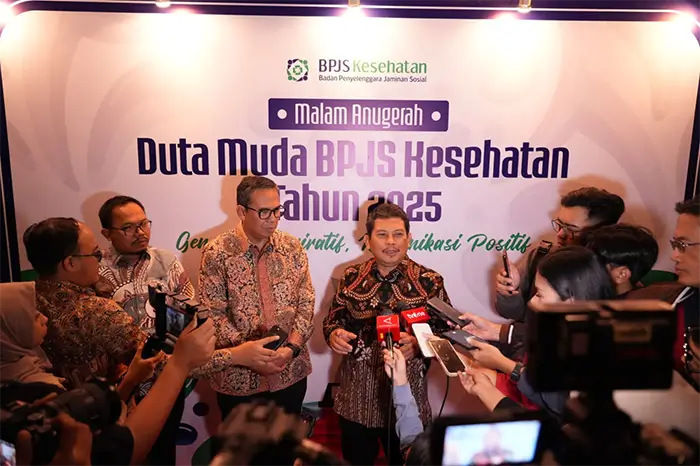 Direktur Utama BPJS Kesehatan, Ghufron Mukti menyampaikan keterangan pers di sela mengukuhkan para finalis Duta Muda BPJS Kesehatan 2025 dalam Malam Penganugerahan Duta Muda BPJS Kesehatan, Rabu (19/11/2025).