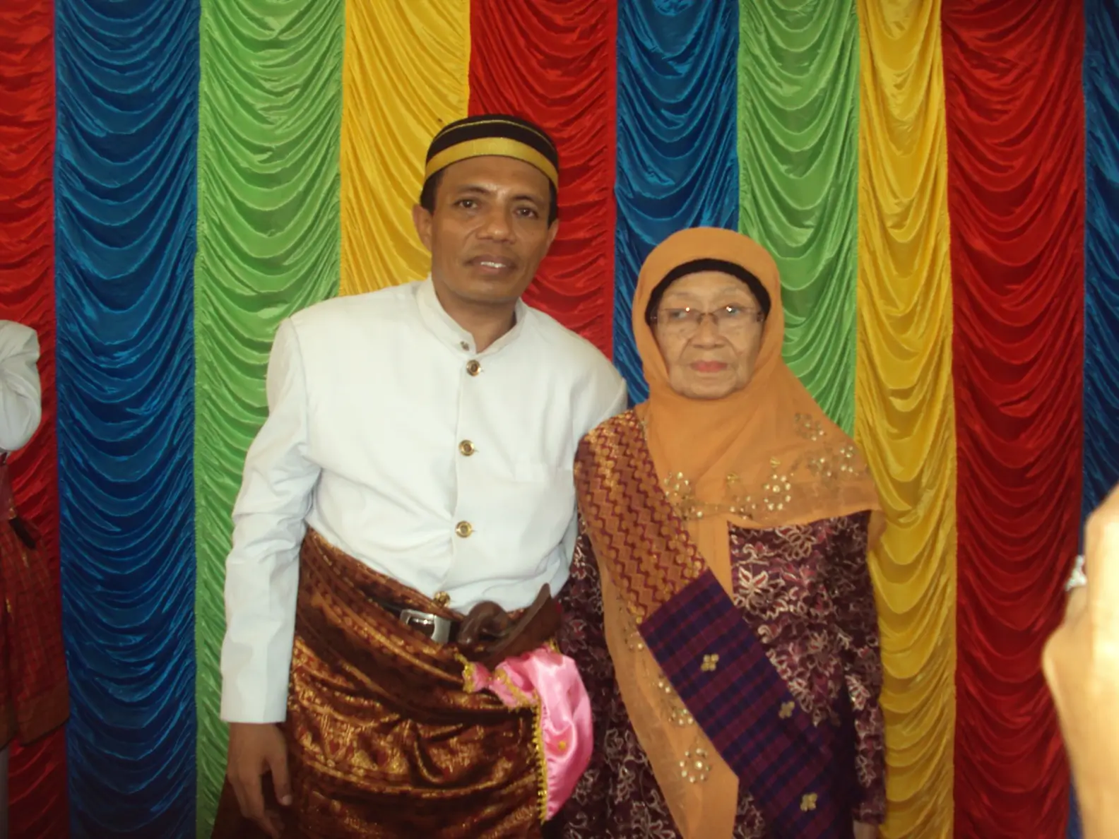 Penulis bersama almarhumah Dr Hj Siti Maryam putri Sultan Muhammad Salahuddin.