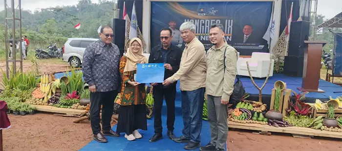 Foto bersama Ketua Umum Pimpinan Pusat STN, Ahmad Rifai saat pembukaan Kongres IX STN di Lapangan Desa Kemitir, Kabupaten Semarang, Jawa Tengah.