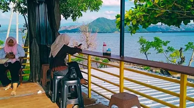 Veiw Teluk Bima dari lantai 2 Hot Plate Pesona Rasa Bamboo Garden di Dusun Lewidewa Desa Lewintana Kecamatan Soromandi Kabupaten Bima.