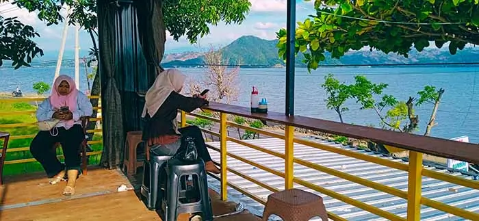 Veiw Teluk Bima dari lantai 2 Hot Plate Pesona Rasa Bamboo Garden di Dusun Lewidewa Desa Lewintana Kecamatan Soromandi Kabupaten Bima.