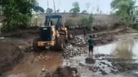 Petugas UPTD Balai Pemeliharaan Jalan Provinsi Wilayah Pulau Sumbawa Bagian Timur sedang meratakan material tanah yang digunakan sebagai jalan darurat sekitar jembatan So Nampa Kecamatan Soromandi yang sedang dibenahi. Petugas UPTD Balai Pemeliharaan Jalan Provinsi Wilayah Pulau Sumbawa Bagian Timur sedang meratakan material tanah yang digunakan sebagai jalan darurat sekitar jembatan So Nampa Kecamatan Soromandi yang sedang dibenahi.