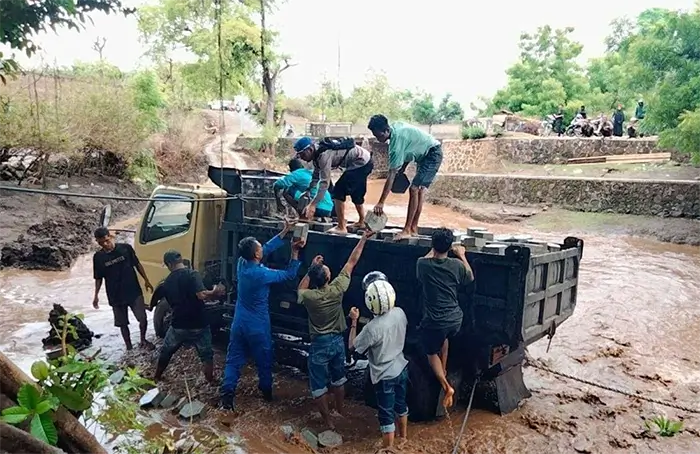 Jalan alternatif yang menggunakan timbunan tanah di tengah badan sungai di So Nampa Desa Bajo Kecamatan Soromandi Kabupaten Bima menyulitkan sejumlah pengendara saat air sungai meluap. Sejumlah warga dan LSM menyorot ketiadaan papan informasi proyek jembatan di lokasi.