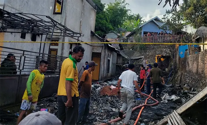 Puing-puing rumah korban yang terbakar di Desa Doridungga Kecamatan Donggo Kabupaten Bima, Sabtu (15/11/2025) siang. Kebakaran diduga dipicu arus pendek listrik.