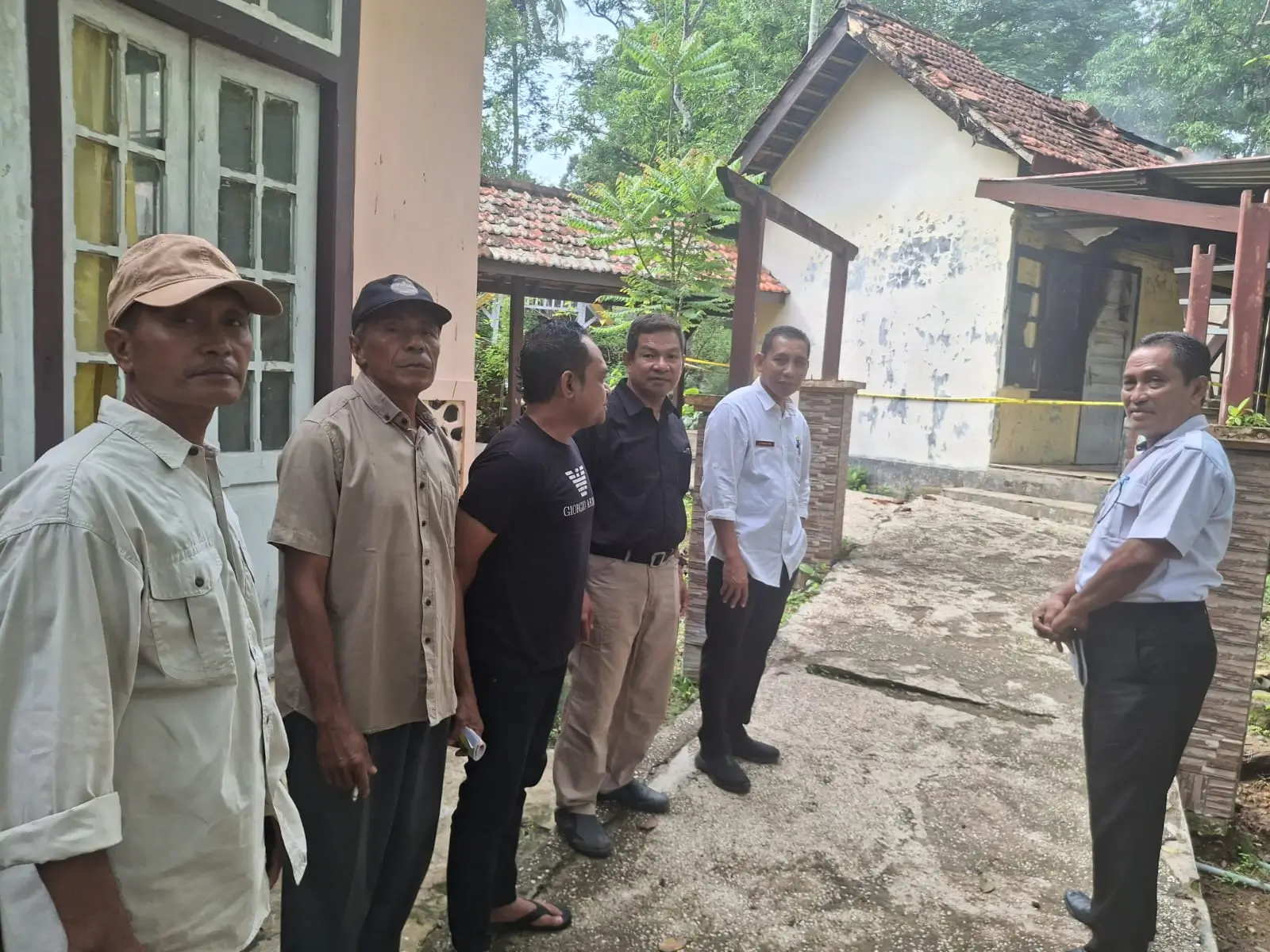 Kepala Dinas PariwisataKabupaten Bima, Salam Gani, saat meninjau bangunan Pesanggrahan Oi Wobo Wawo yang diduga sengaja dibakar seorang pria,Kamis (13/11/2025).