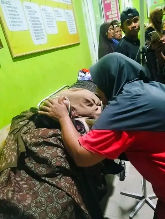 Korban saat dibawa ke RSUD Bima untuk mendapatkan perawatan medis.