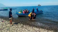 Proses evakuasi korban tewas dan korban selamat usai memancing di Desa Pai Kecamatan Wera Kabupaten Bima, Sabtu (1/11/2025) sore. Proses evakuasi korban tewas dan korban selamat usai memancing di Desa Pai Kecamatan Wera Kabupaten Bima, Sabtu (1/11/2025) sore.