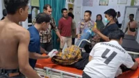Korban lakalantas berat di wilayah Kempo Kabupaten Dompu setelah dibawa ke Puskesmas Kempo untuk mendapat penanganan awal dari medis, Sabtu (22/11/2025) malam.