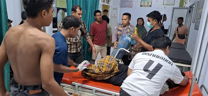 Korban lakalantas berat di wilayah Kempo Kabupaten Dompu setelah dibawa ke Puskesmas Kempo untuk mendapat penanganan awal dari medis, Sabtu (22/11/2025) malam.