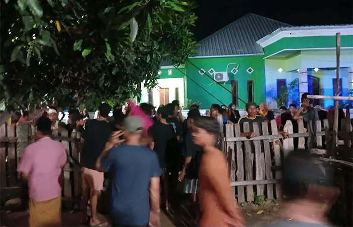 Konsentrasi massa yang mengepung terduga pelaku pencurian ternak di Desa Samili Kecamatan Woha Kabupaten Bima, Minggu (30/11/2025) malam.